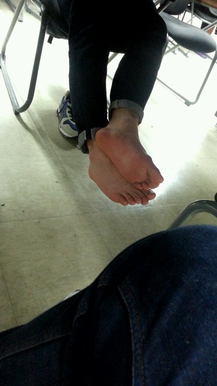 혐) 도서관에서 발냄새풍기는새끼 민주화시켰다 | 일베-일간베스트 | 일베저장소