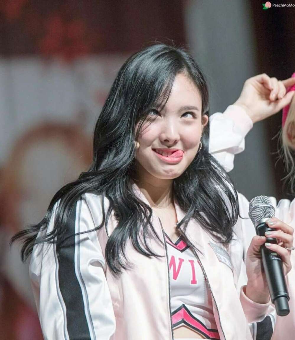 사람들 앞에서 아헤가오를 하는.jpg | 짤방 | 일베저장소